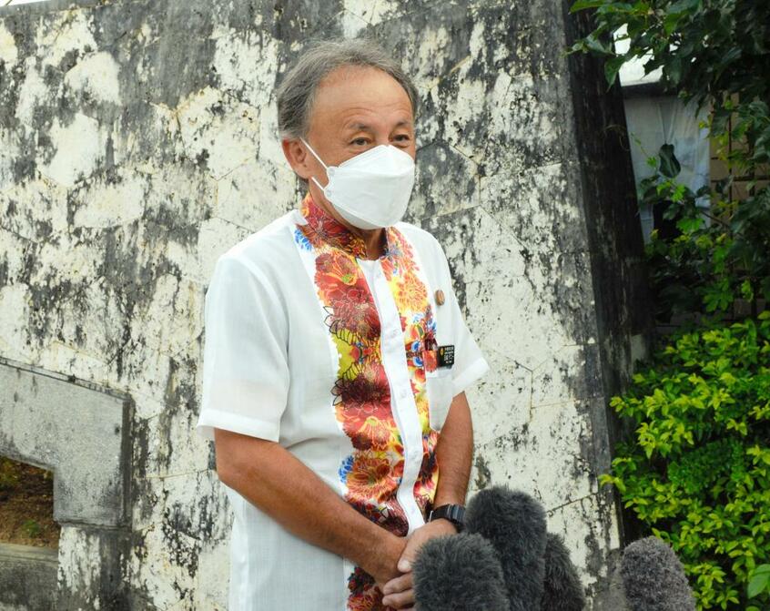 当選から一夜明け、知事公舎前で報道陣の取材に応じる玉城デニー氏=2022年9月12日、那覇市(c)朝日新聞社