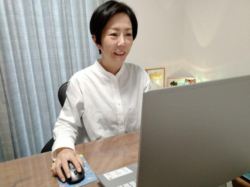 湯浅静香さん。自宅の一室で相談を受けているが、オンライン相談も可能だ(撮影/國府田英之)