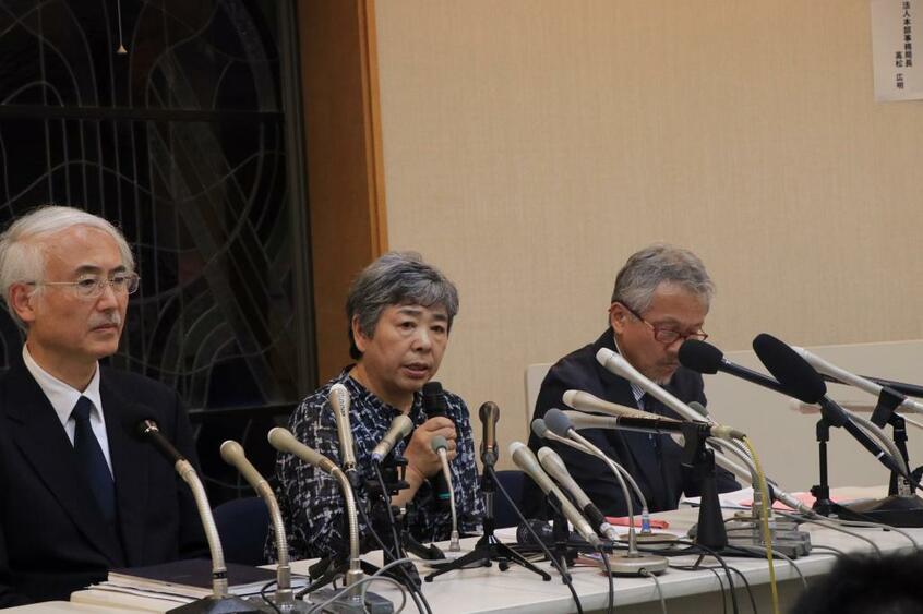 記者会見をした齋藤哲郎学校法人カリタス学園理事長、内藤貞子カリタス小学校校長、倭文覚教頭(左から)(撮影/川口 穣)