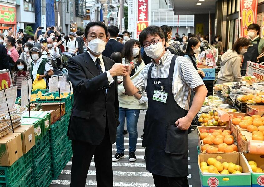 岸田文雄首相は物価高騰の現場の声を聞くため、東京都品川区の「武蔵小山商店街パルム」を訪れ、店員らと言葉を交わした/10月15日