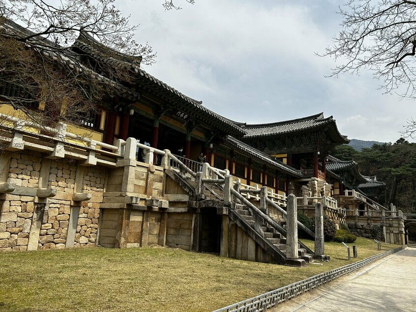 仏国寺の石階段。現在は保護のため登れなくなっている。浮世と仏国土をつなぐ意味があるという