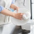「わが家のお風呂掃除は、カビが見える夫の仕事」家事の“ズボラ技”を発信するママ漫画家に聞く、手抜き&分担のポイント