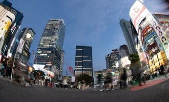 高層ビルの足もとには昔ながらの飲食店が 渋谷は再開発後も「ごちゃごちゃ感」が強みに