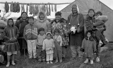 「祖父母と孫が話せない」先住民族同化政策による悲劇　極北の地で3世代の家族を撮り続ける写真家・八木清