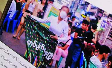 “進化”するミャンマーの抗議活動　民族衣装・SNS・フラッシュモブ型デモ　国軍の監視かいくぐり発信