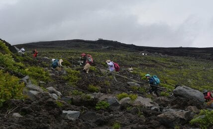 〈あのときの話題を「再生」〉富士山ですでに6人が死亡　「せっかく来たから」と救助隊員に2次遭難の恐れがあるほどの暴風雨で登山続行