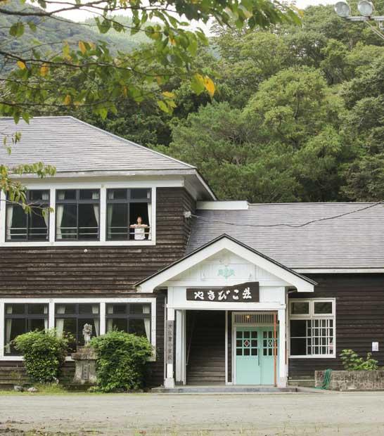 西伊豆にあるやまびこ荘は、明治40年に建てられた木造校舎を生かした宿泊施設