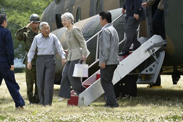 天皇陛下の腕につかまるように、皇后さまは陸上自衛隊のヘリコプターを降りた　（c）朝日新聞社