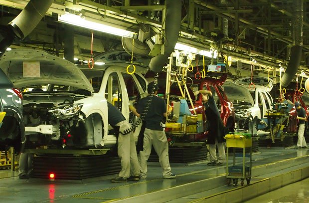 自動車は海外での生産が増え、国内の自動車工場での生産は伸び悩む (C) 朝日新聞社
