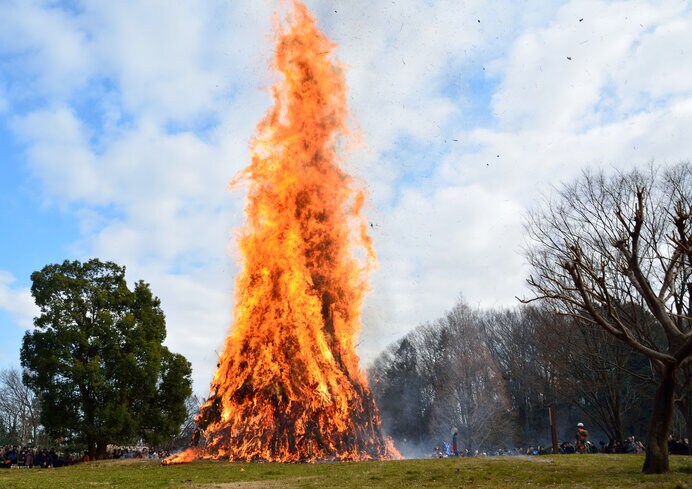 天にも届かんばかりのどんど焼きの火柱。壮大な火祭りはなぜ全国に？