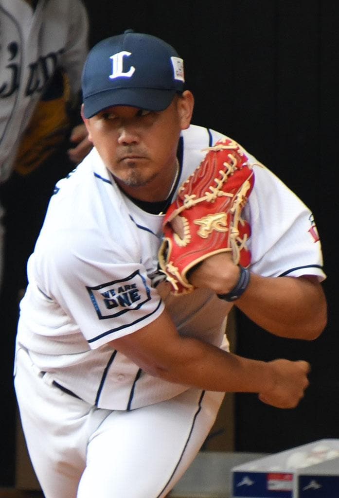 2月3日にブルペン投球を行った西武の松坂大輔 (c)朝日新聞社