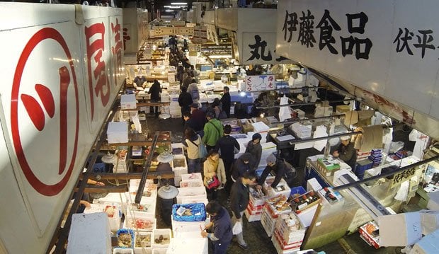 買い出し人や観光客でにぎわう築地市場の仲卸店舗群　（ｃ）朝日新聞社