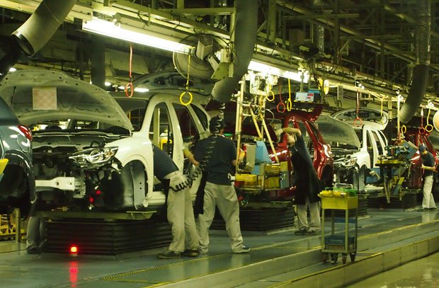 自動車は海外での生産が増え、国内の自動車工場での生産は伸び悩む　(C)　朝日新聞社