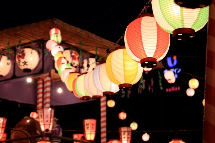「中央区夜景八選」にも選ばれる東京の夏の風物詩、「築地本願寺納涼盆踊り大会」