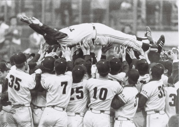 1972年、日本シリーズで阪急を破り、8連覇を達成し胴上げされる巨人の川上哲治監督　 (ｃ)朝日新聞社