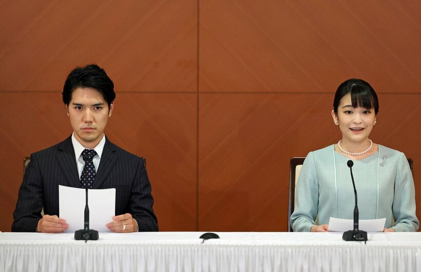 結婚し記者会見に臨む小室圭さんと眞子さん。この後、日本を離れニューヨークで暮らしているが、弟のお祝いに帰国は叶うのか＝2021年10月26日　都内ホテル