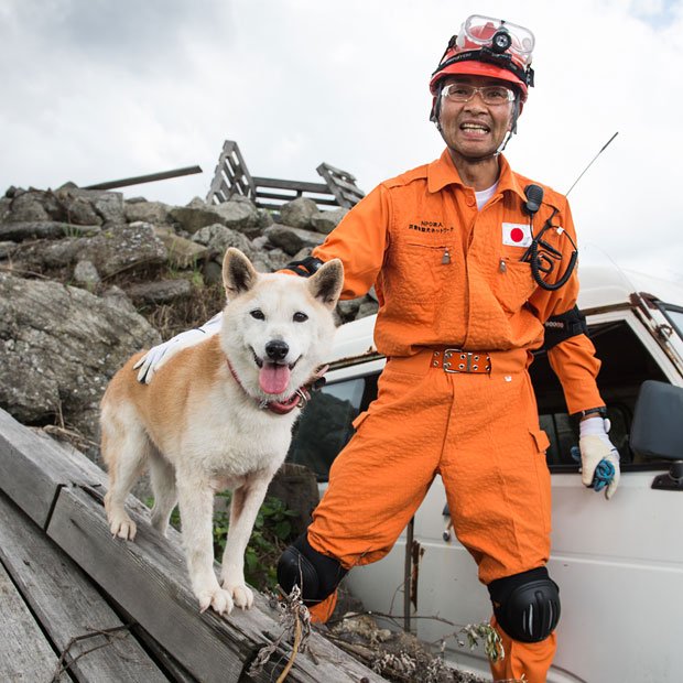 災害救助犬のミーと高橋比俊さん（撮影／写真部・馬場岳人）