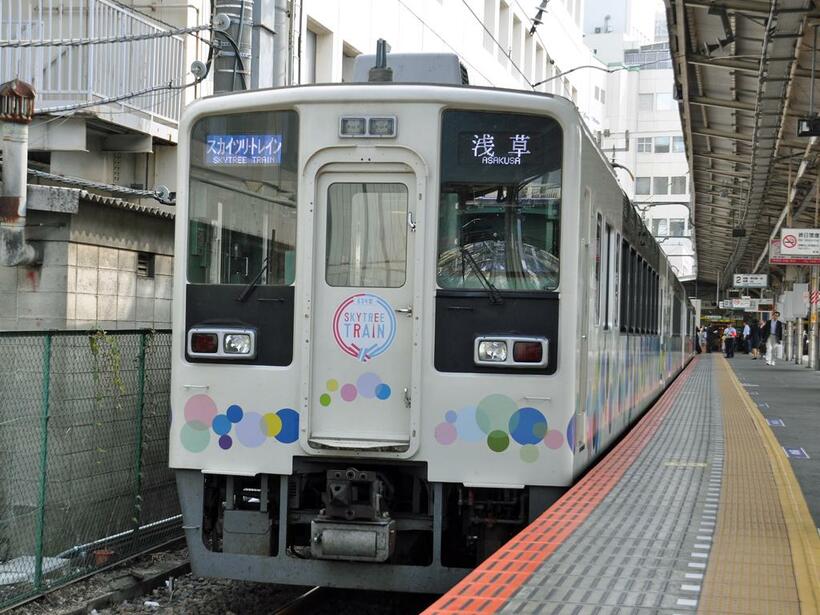 大宮駅に停車する「スカイツリートレイン4号」。野田線に初めて設定された特急となった。（撮影／岸田法眼）