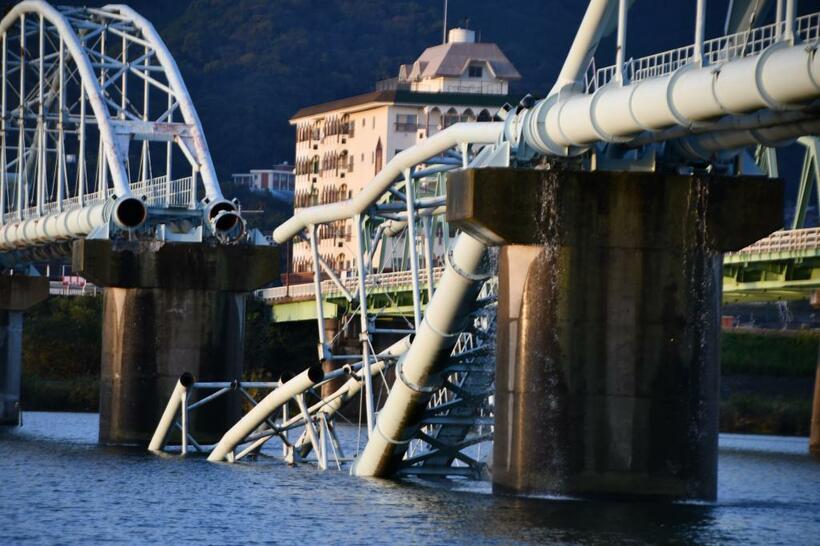 破損した和歌山市の六十谷水管橋（昨年１０月）