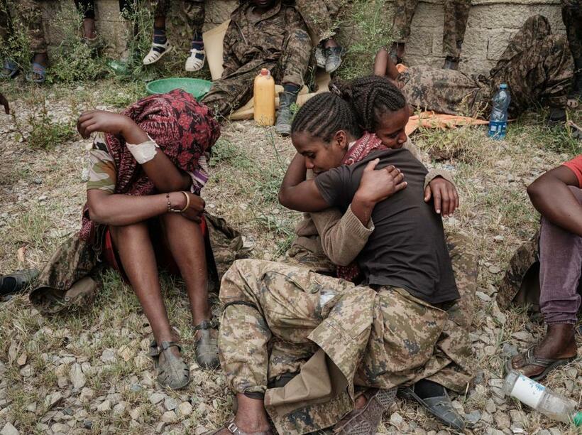 収容先の刑務所にたどり着き、女性だけの区画で抱き合う捕虜となったエチオピア軍の女性兵士たち（2021年7月2日、エチオピア・メケレ。撮影：千葉康由）