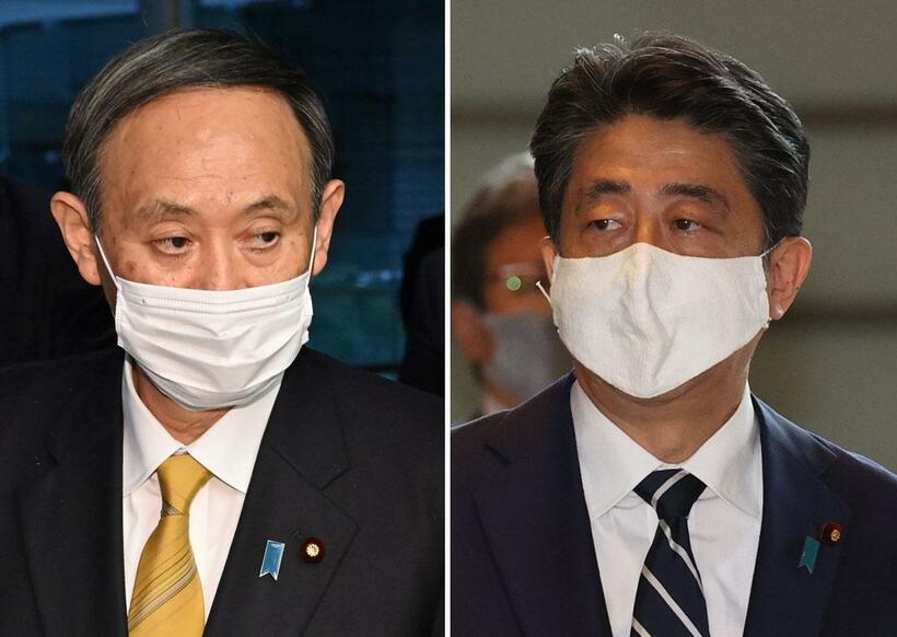 菅義偉首相（左）と安倍晋三前首相　（ｃ）朝日新聞社
