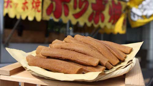 新潟の屋台の定番菓子「ぽっぽ焼き」。もっちりとした食感と黒砂糖の素朴な風味が、どこか懐かしい味。夏祭りでは大行列ができる程の人気ぶり！
