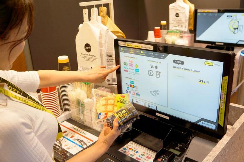 ファミリーマート／東京駅に隣接するビルにオープンした、ファミマの無人決済1号店。利用方法は簡単で、入店したら欲しい商品を手に取りレジに向かうだけ。天井の48個のセンサーカメラなどが、どの商品を手に取ったかを認識している（写真：ファミリーマート提供）