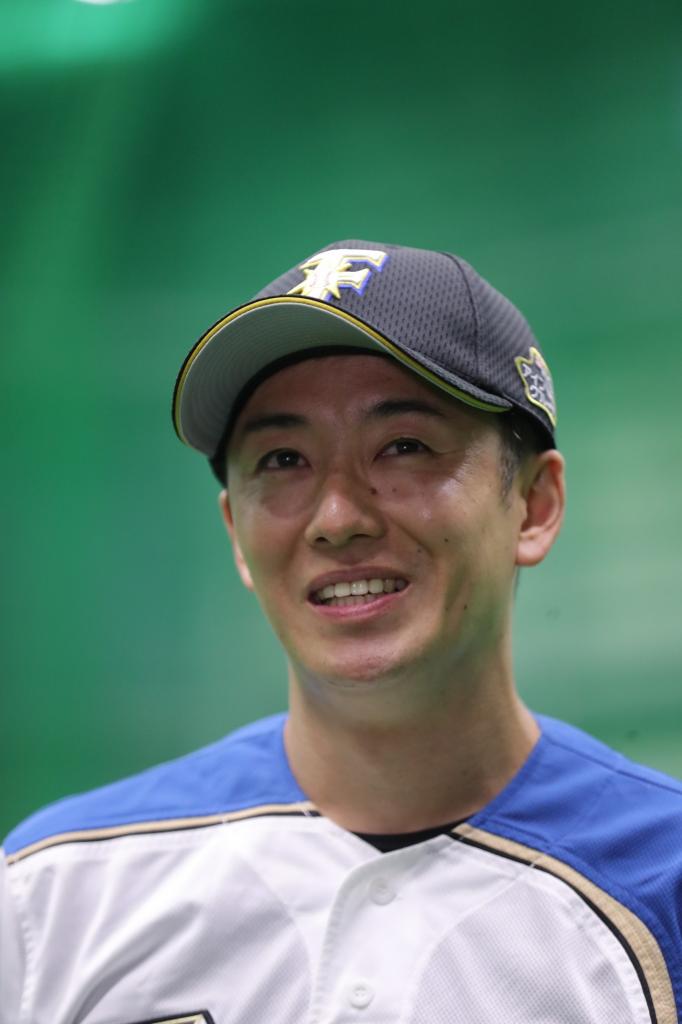 日本ハムの斎藤佑樹投手。現役引退発表後、報道陣の囲み取材には笑顔を見せた （ｃ）朝日新聞社