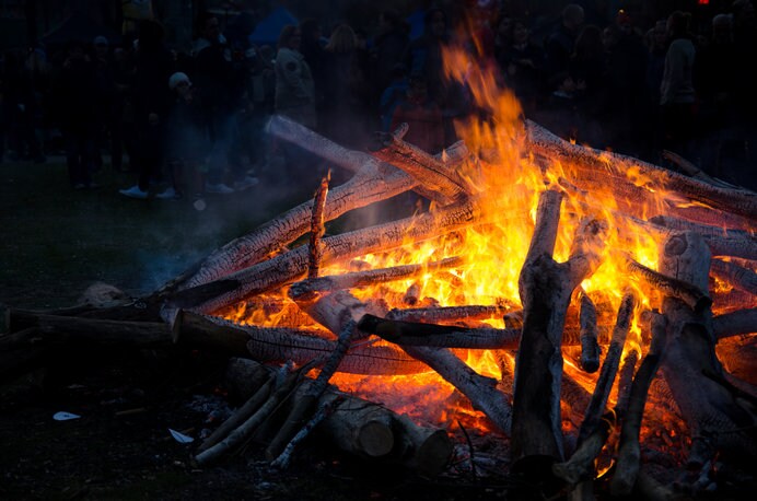 ヴァルプルギスの夜にはヨーロッパのあちこちでかがり火が焚かれます