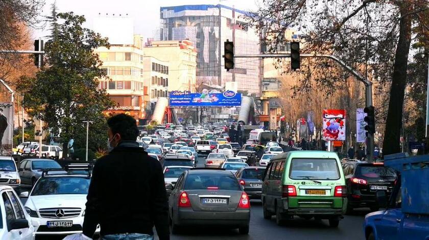 2021年1月3日、テヘラン北部のタジュリシュ広場につながるバリアスル通り。抗議デモが広がって以降、この一帯では、多くの治安部隊の姿を見かけるようになった（飯島健太撮影）