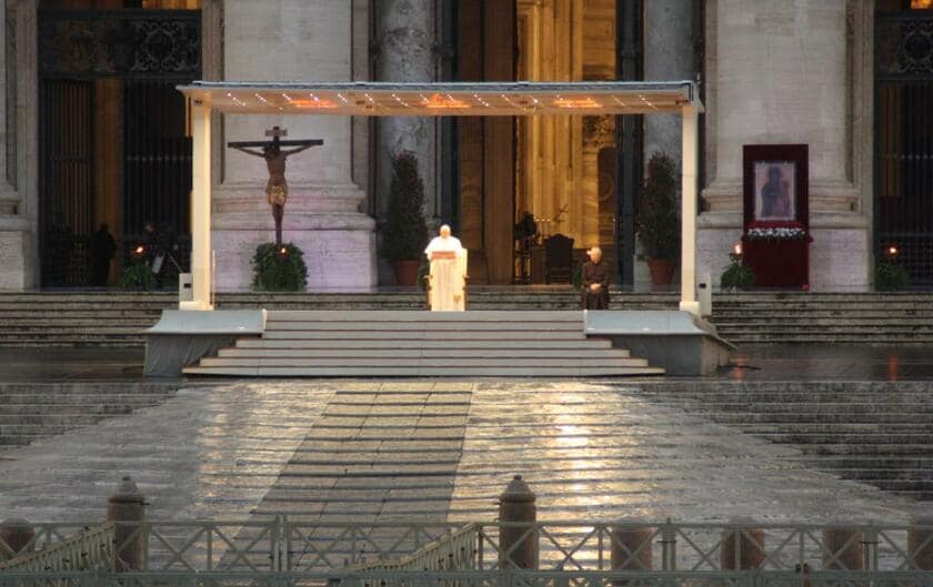 ２７日、無人のサンピエトロ広場（バチカン）で新型コロナウイルスの感染終息を祈るフランシスコ教皇（ｃ）朝日新聞社