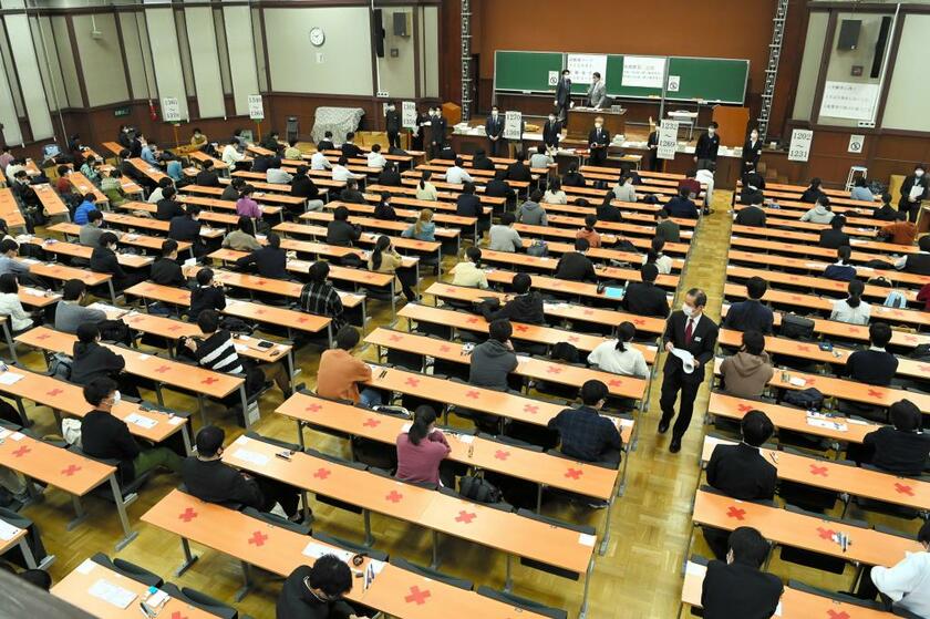今年の大学入学共通テストに臨んだ受験生ら　（ｃ）朝日新聞社