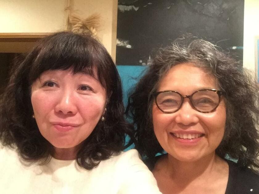 写真右から、詩人の伊藤比呂美さん、料理家の枝元なほみさん。６月のある夜、枝元さん宅で“自撮り”してもらった