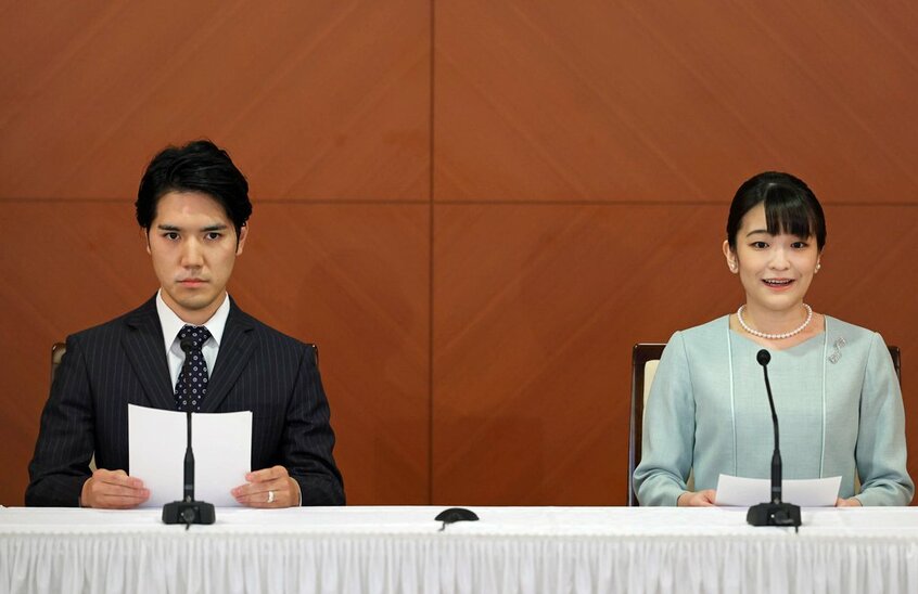 結婚し記者会見に臨む小室圭さんと眞子さん。この後、日本を離れニューヨークで暮らしているが、弟のお祝いに帰国は叶うのか=2021年10月26日 都内ホテル
