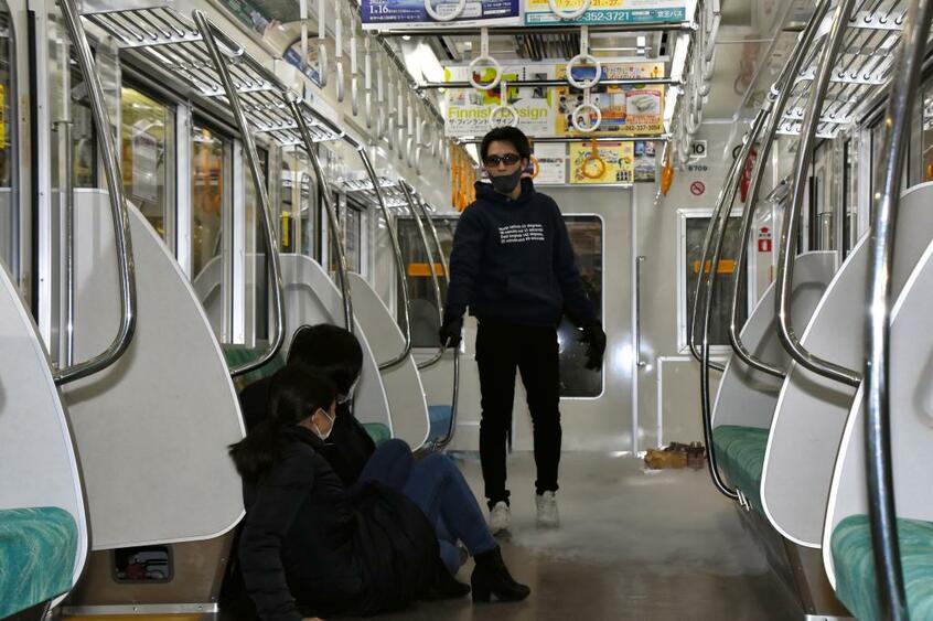 京王電鉄の訓練。刃物を持った人物が車内に火を放ったという想定で、ドライアイスで「煙」も発生させた。駅員らが警察官と連携して容疑者を制圧した(2021年12月21日)