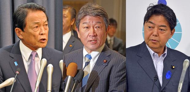 麻生財務相（左）、茂木経済再生担当相（中央）、林文科相　（ｃ）朝日新聞社