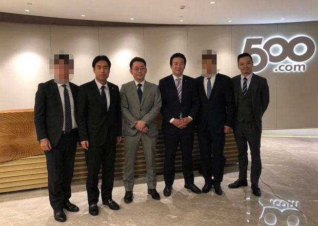 2017年12月に中国の500ドットコム本社を訪れた秋元司容疑者(右から3人目)、白須賀貴樹衆院議員(左から2人目)、勝沼栄明前衆院議員(左から3人目)、一番右は同社の鄭希容疑者 (c)朝日新聞社