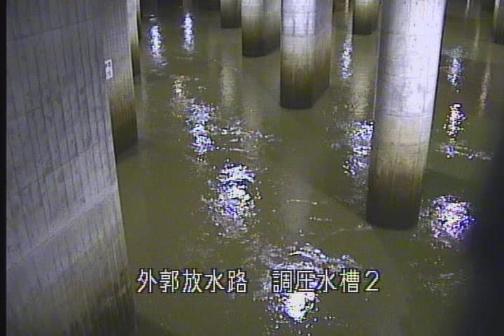 台風１９号がもたらした豪雨で、５河川から水が入り込んだ「首都圏外郭放水路」の調圧水槽／１０月１４日正午、埼玉県春日部市（写真：国交省江戸川河川事務所提供）