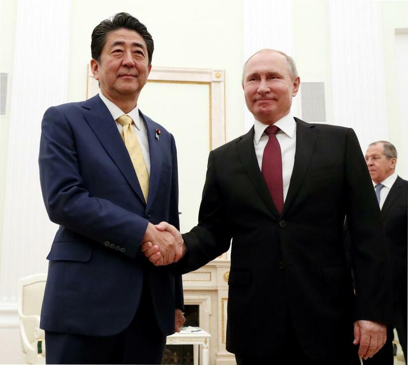 ロシアのプーチン大統領と握手する安倍晋三首相＝1月22日、モスクワ（c）朝日新聞社