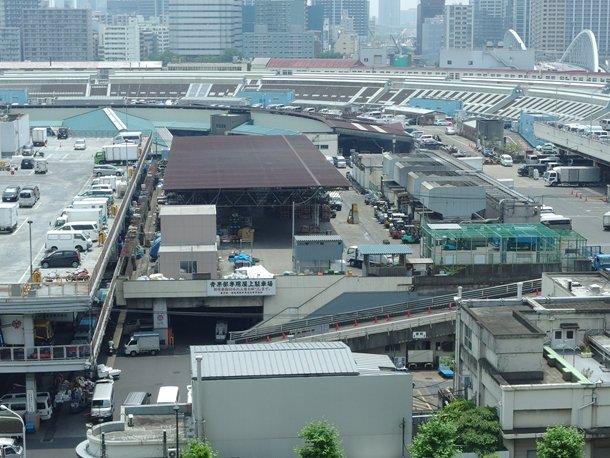連日のように報じられている築地市場の豊洲への移転問題は東京ローカルニュース（写真は築地市場）