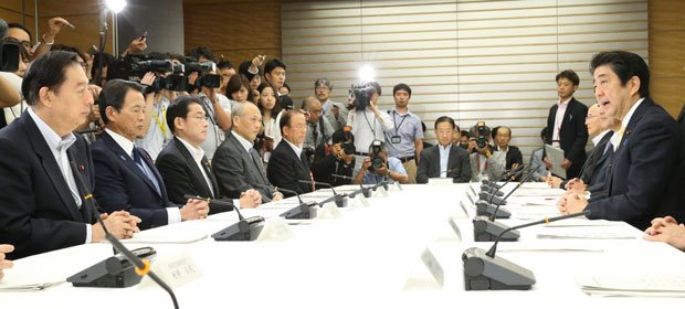 安倍首相が出席して新整備計画を決めた関係閣僚会議。工費を約１千億円削減するとしたが、どんな競技場をめざすのかという理念はまだ見えない　（ｃ）朝日新聞社　＠＠写禁