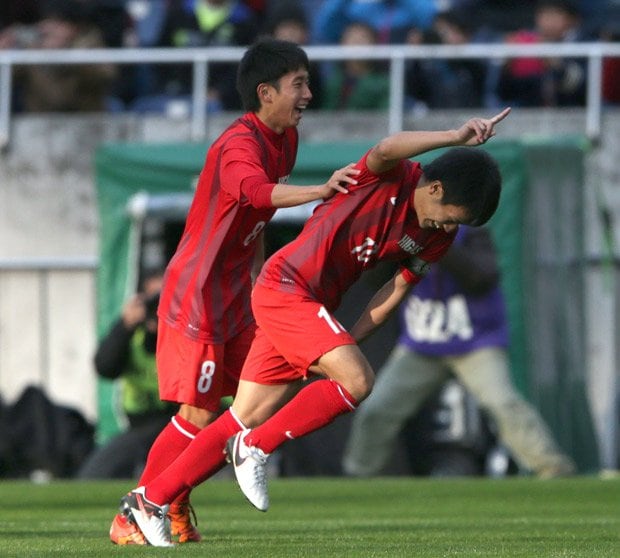 ゴールを決めて喜ぶ東福岡の選手たち（ｃ）朝日新聞社