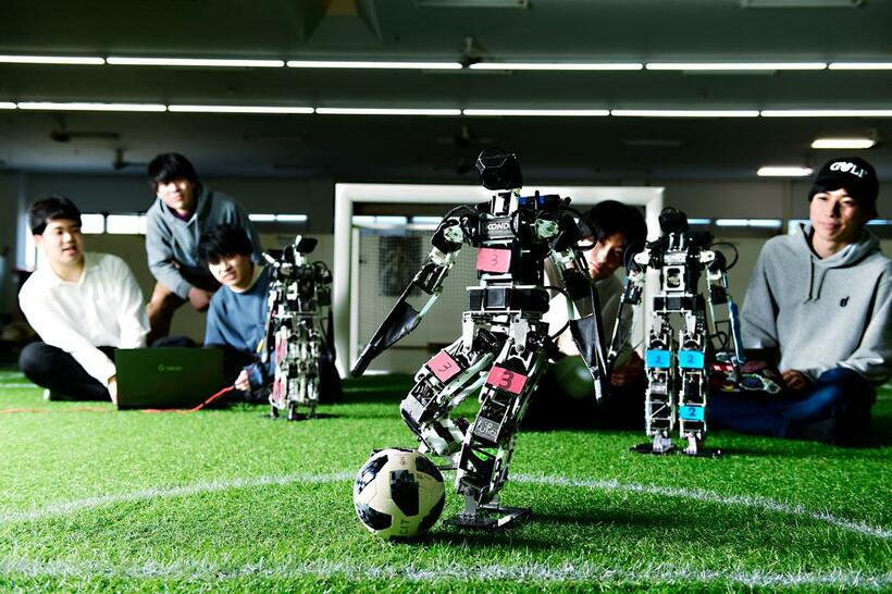 【千葉工業大学】ロボット開発など先進領域が学べる先進工学部／未来ロボティクス学科の学生らの有志チームは、自律移動型ロボットによるサッカーの世界大会出場に向けて活動中（撮影はコロナ禍前）（写真：大学提供）