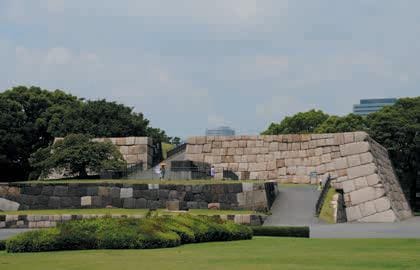 現在の天守台。明暦の大火の翌年に前田綱紀が築いた天守台。この上に天守は建てられていない。その後、火災に遭った傷跡が刻まれている。