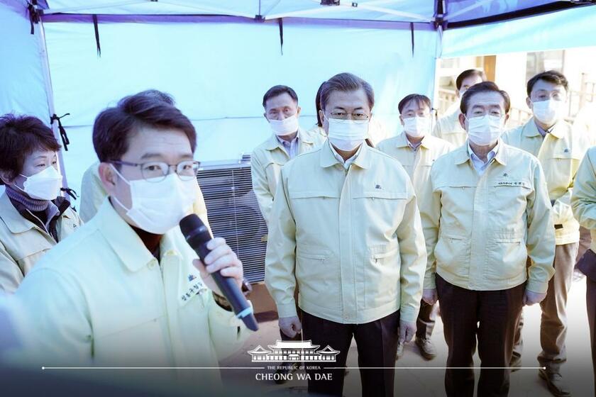 新型コロナウイルスに対応するため、文在寅大統領（中央）らはソウルの保健所を視察した／２月５日（韓国大統領府ホームページから）