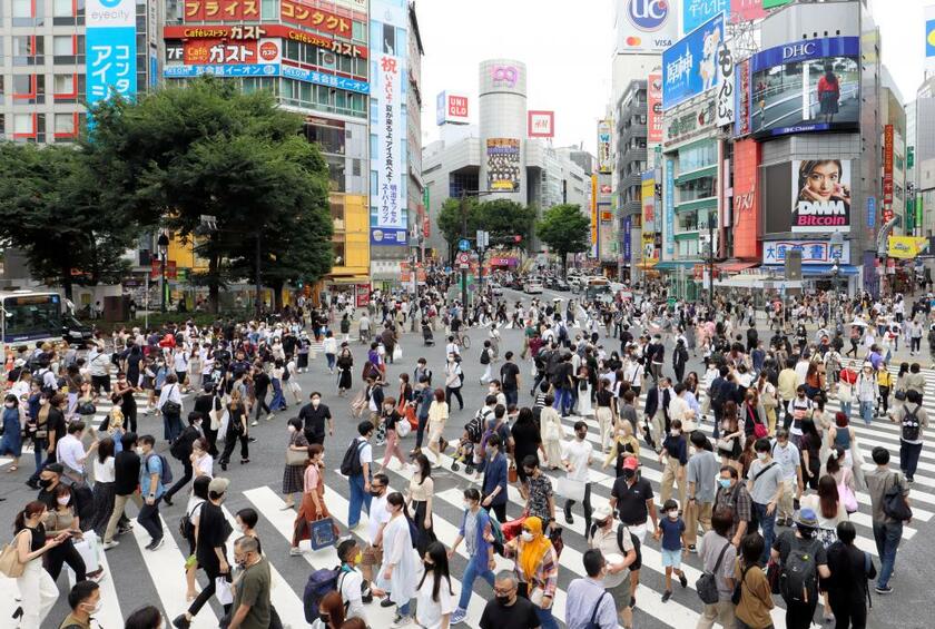 1回目の緊急事態宣言下の東京・渋谷の交差点や、去年のお盆時期の東京駅では人混みは見られなかった。しかし、4回目の宣言直前の渋谷はコロナ禍以前のような人出に。今夏はどうなるか　（ｃ）朝日新聞社