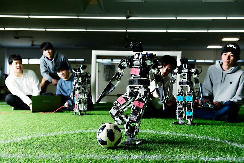 【千葉工業大学】ロボット開発など先進領域が学べる先進工学部／未来ロボティクス学科の学生らの有志チームは、自律移動型ロボットによるサッカーの世界大会出場に向けて活動中（撮影はコロナ禍前）（写真：大学提供）
