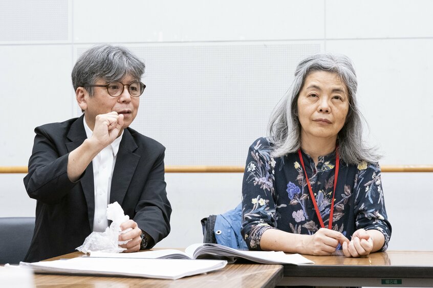 新作オペラ《ナターシャ》の台本を書いた多和田葉子(右)と、作曲した細川俊夫(撮影:堀田力丸)
