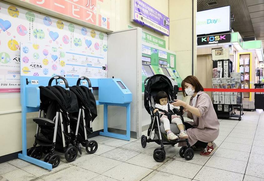 予約できる外出先でのベビーカーレンタルサービスも広がっている。JR新宿駅の改札内に設置された無人のレンタルスタンド