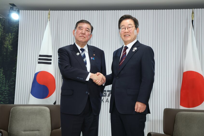 首脳会談を前に握手する石破茂首相(左)と韓国の李在明大統領=2025年6月17日午後3時30分、カナダ西部カナナスキス
